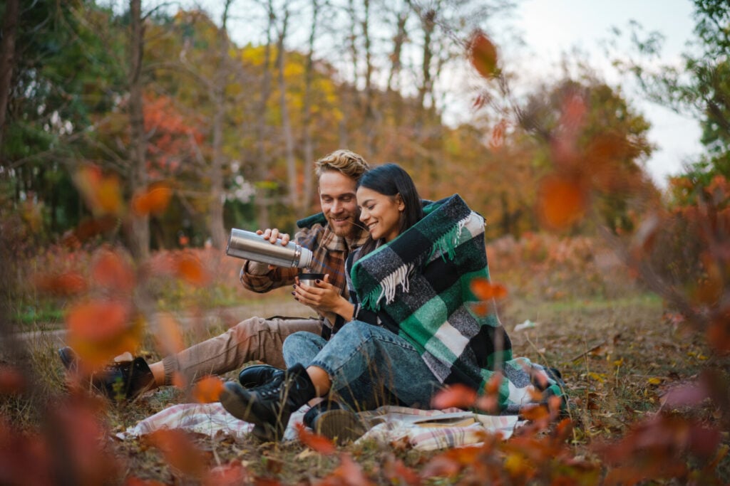 12 Fall Date Ideas That’ll Make You Feel All the Cozy Seasonal Vibes 11 fall couple picnic