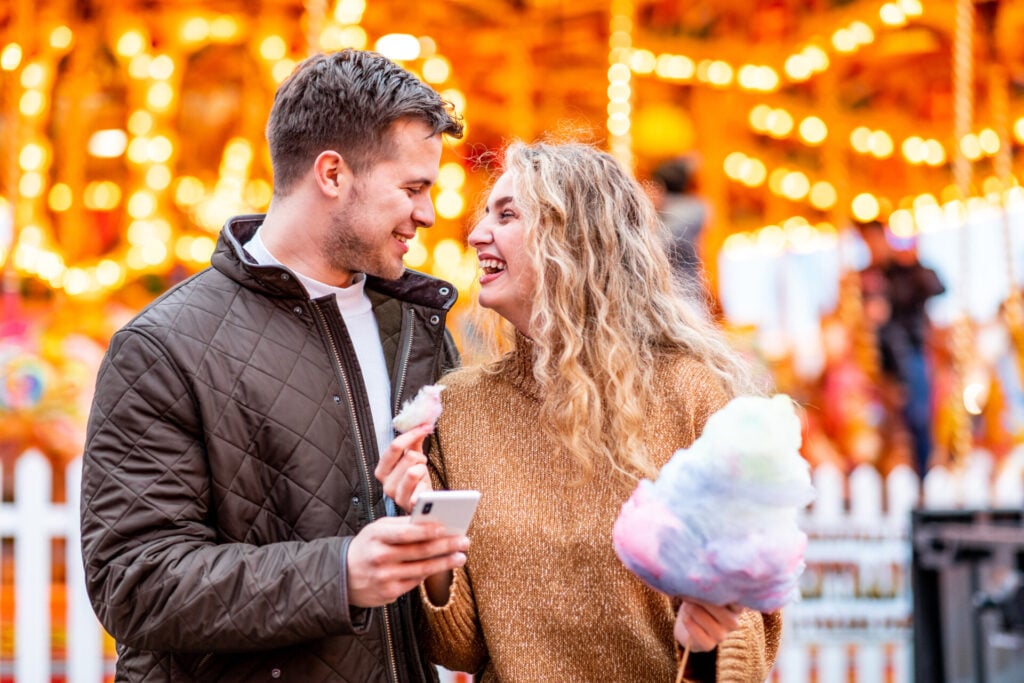 12 Fall Date Ideas That’ll Make You Feel All the Cozy Seasonal Vibes 10 theme park couple